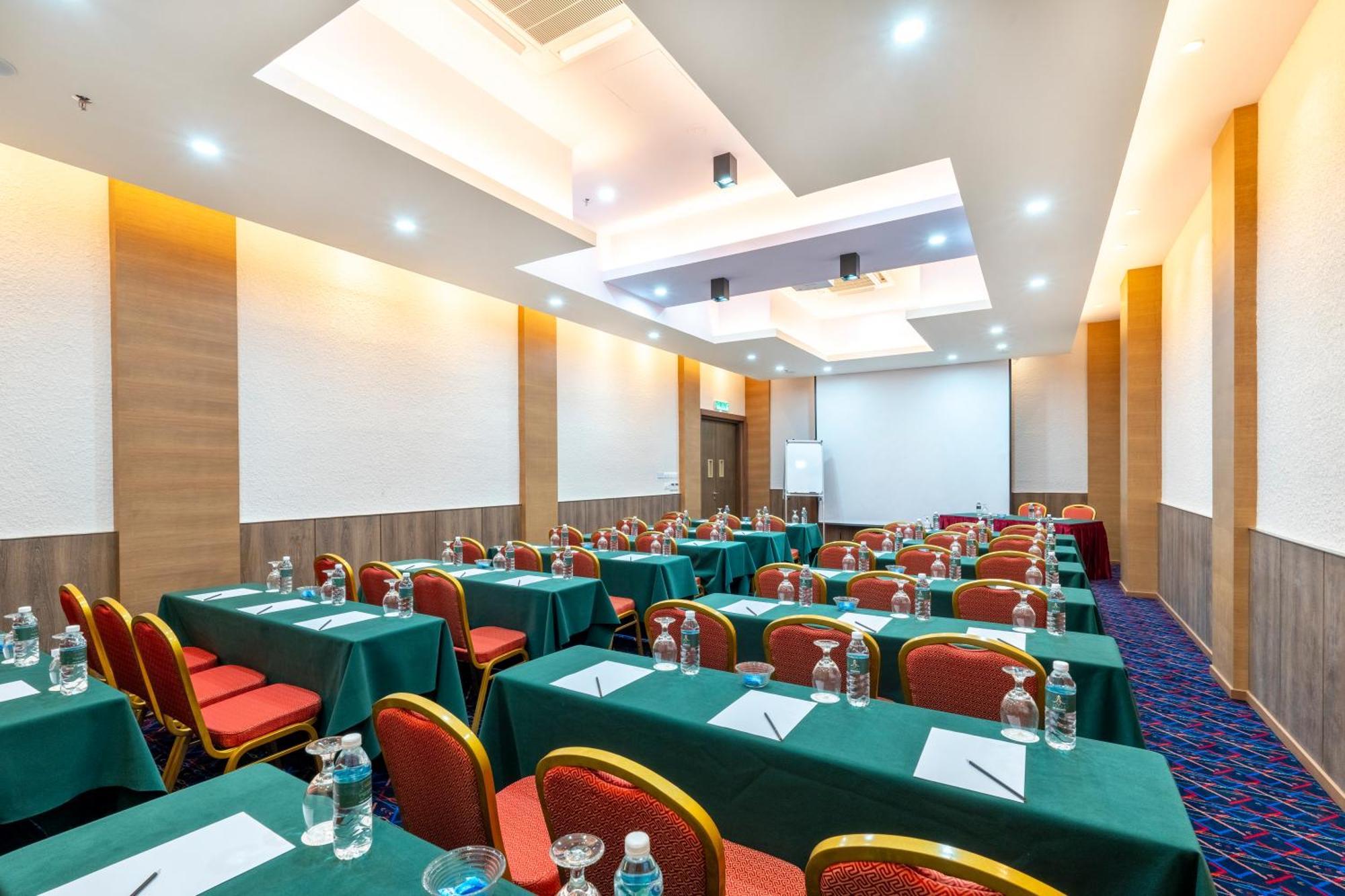 Arena Premier Hotel 세렘반 외부 사진